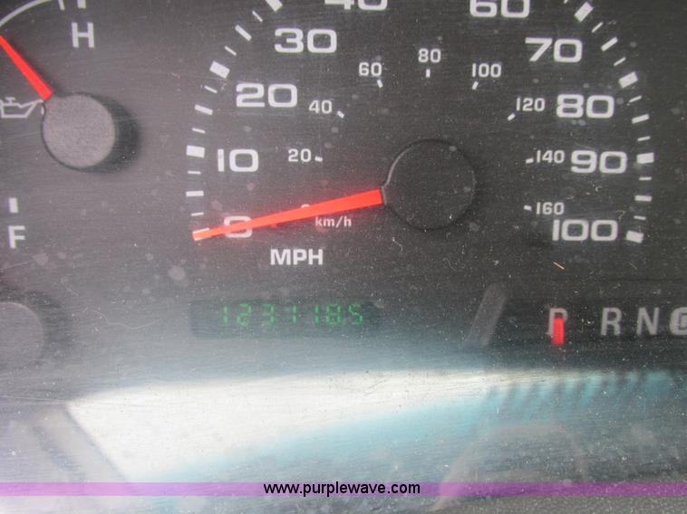 image for item E7238 2003 Ford F250 Super Duty XL pickup truck