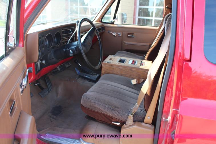 image for item G5240 1990 Chevrolet Suburban V1500 SUV