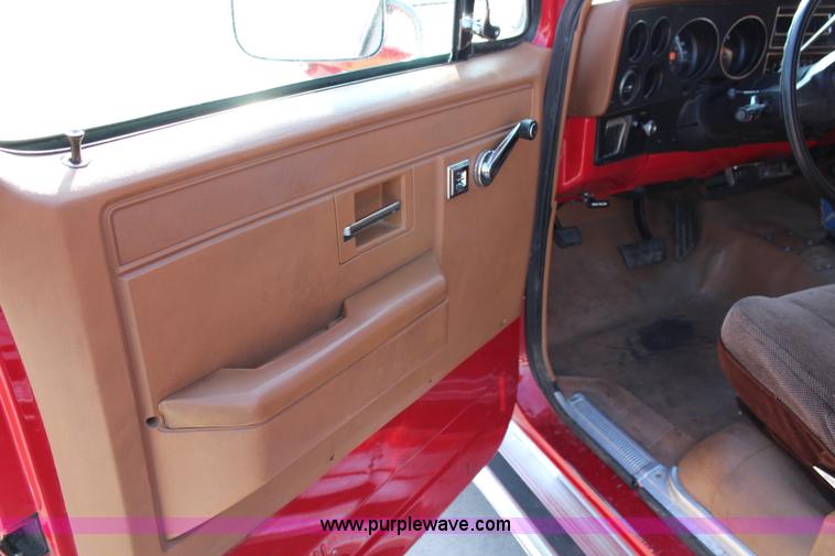 image for item G5240 1990 Chevrolet Suburban V1500 SUV