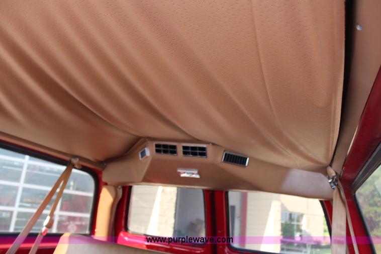 image for item G5240 1990 Chevrolet Suburban V1500 SUV