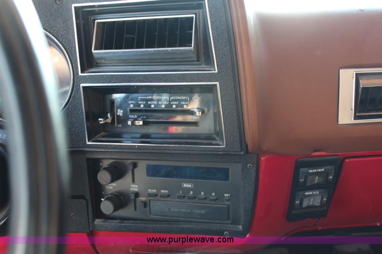 image for item G5240 1990 Chevrolet Suburban V1500 SUV