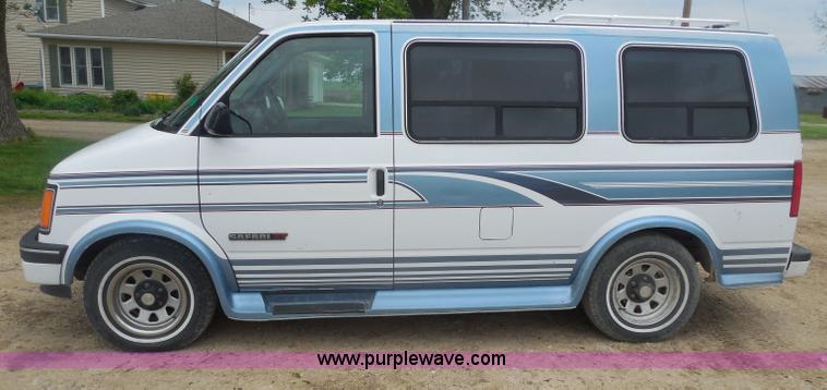 image for item H3183 1994 GMC Safari XT van
