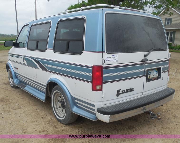 image for item H3183 1994 GMC Safari XT van