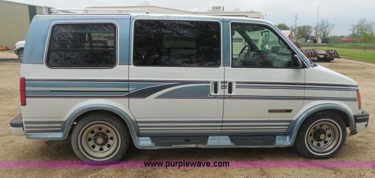 image for item H3183 1994 GMC Safari XT van
