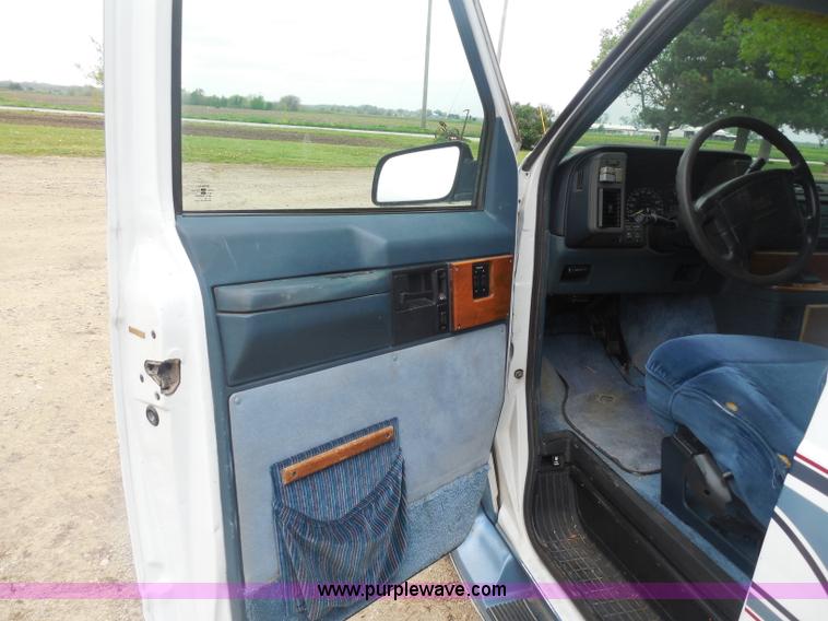 image for item H3183 1994 GMC Safari XT van