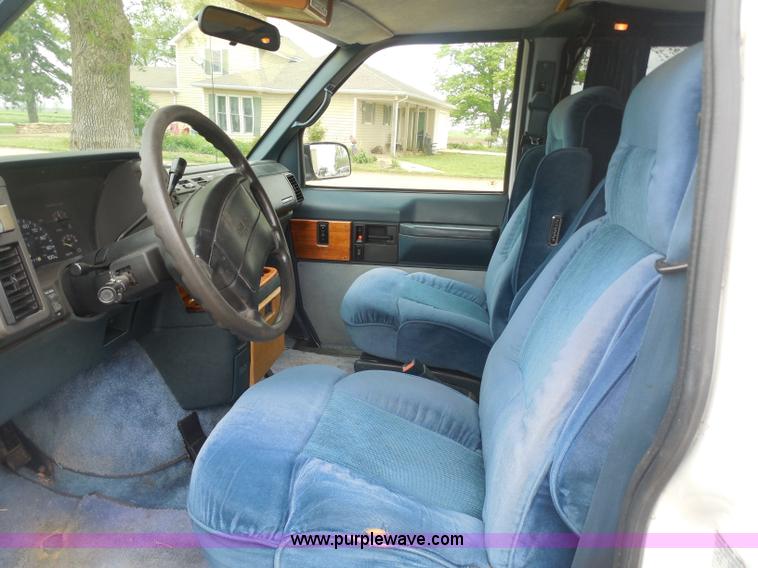 image for item H3183 1994 GMC Safari XT van