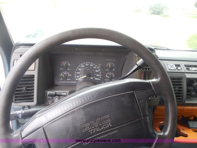 image for item H3183 1994 GMC Safari XT van
