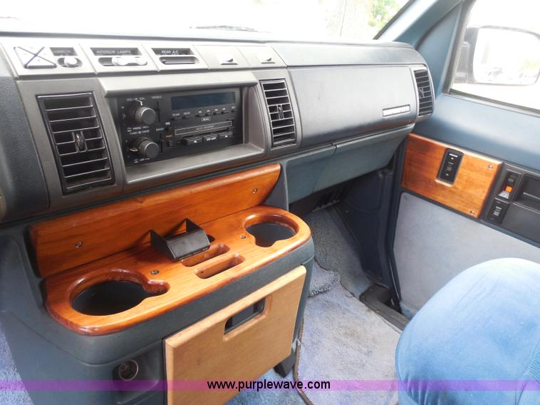 image for item H3183 1994 GMC Safari XT van