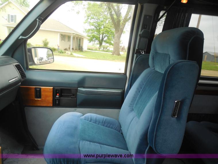 image for item H3183 1994 GMC Safari XT van