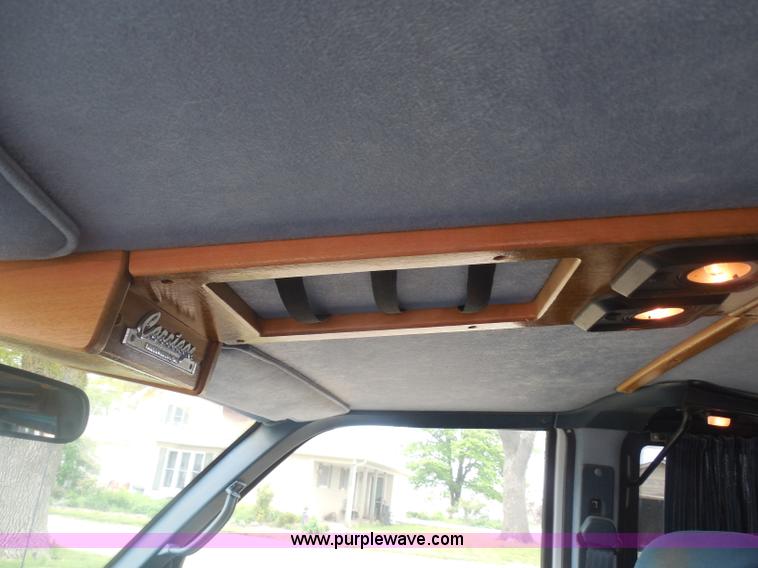 image for item H3183 1994 GMC Safari XT van