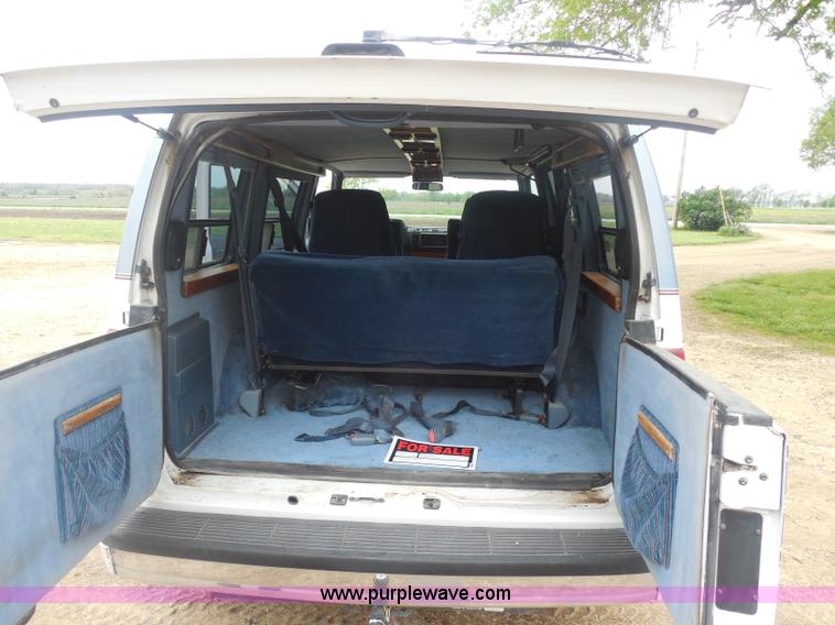 image for item H3183 1994 GMC Safari XT van