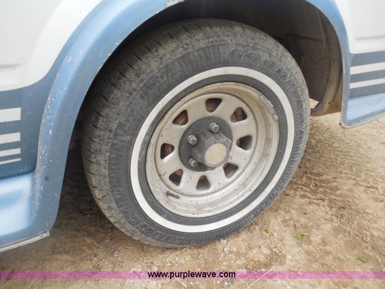 image for item H3183 1994 GMC Safari XT van
