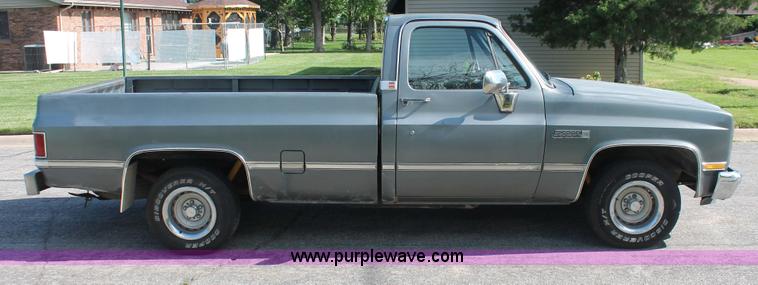 image for item H3504 1986 GMC Sierra Classic 1500 pickup truck