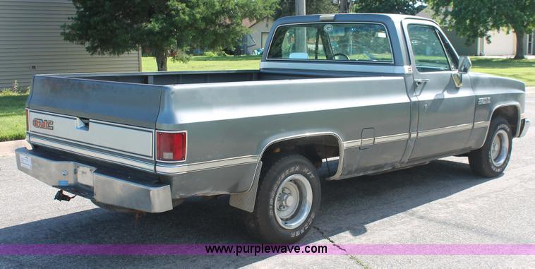 image for item H3504 1986 GMC Sierra Classic 1500 pickup truck
