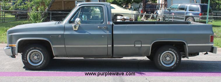 image for item H3504 1986 GMC Sierra Classic 1500 pickup truck