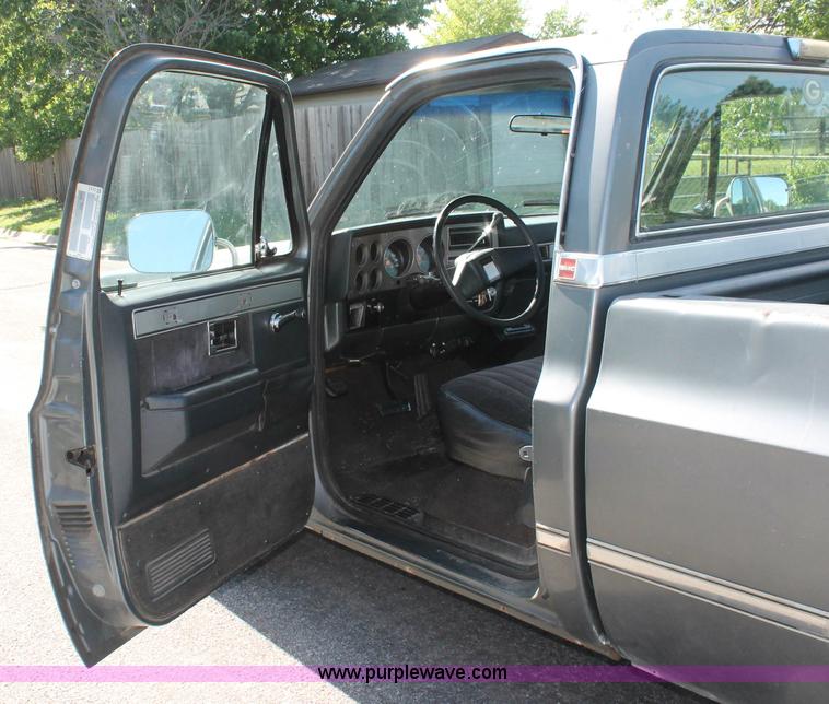 image for item H3504 1986 GMC Sierra Classic 1500 pickup truck