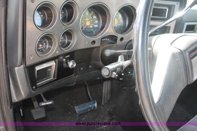image for item H3504 1986 GMC Sierra Classic 1500 pickup truck