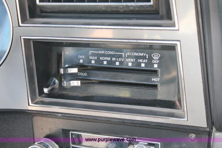 image for item H3504 1986 GMC Sierra Classic 1500 pickup truck