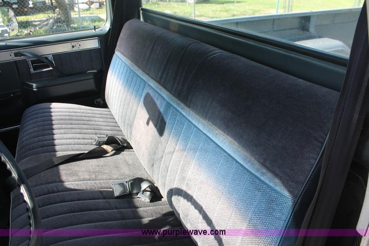 image for item H3504 1986 GMC Sierra Classic 1500 pickup truck