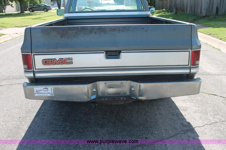 image for item H3504 1986 GMC Sierra Classic 1500 pickup truck