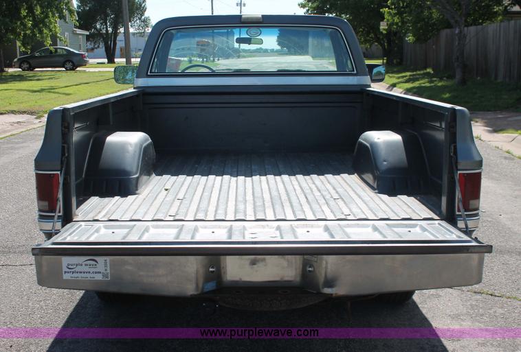 image for item H3504 1986 GMC Sierra Classic 1500 pickup truck