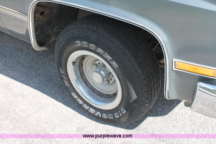 image for item H3504 1986 GMC Sierra Classic 1500 pickup truck