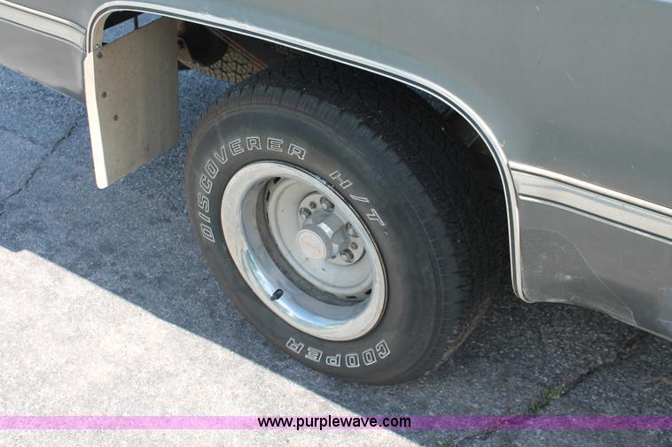 image for item H3504 1986 GMC Sierra Classic 1500 pickup truck