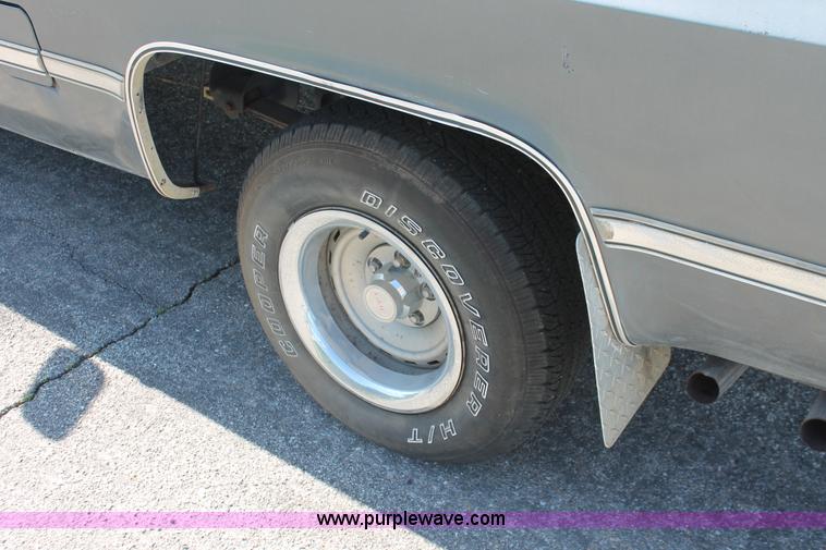 image for item H3504 1986 GMC Sierra Classic 1500 pickup truck