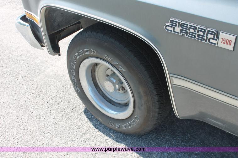 image for item H3504 1986 GMC Sierra Classic 1500 pickup truck