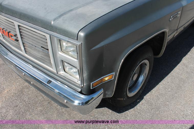 image for item H3504 1986 GMC Sierra Classic 1500 pickup truck