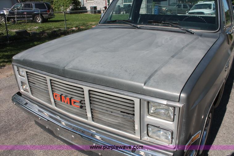 image for item H3504 1986 GMC Sierra Classic 1500 pickup truck
