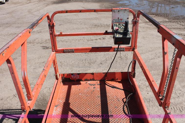image for item H3553 2001 JLG 2646E2 scissor lift