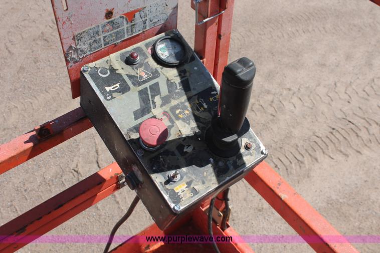 image for item H3553 2001 JLG 2646E2 scissor lift