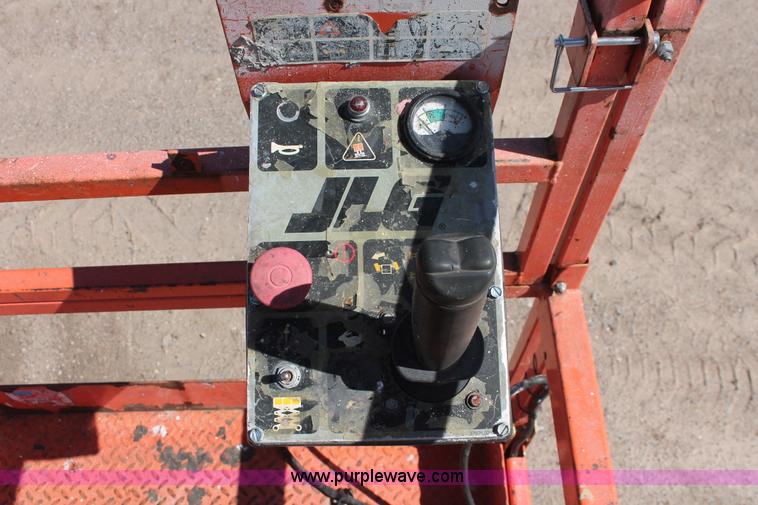 image for item H3553 2001 JLG 2646E2 scissor lift