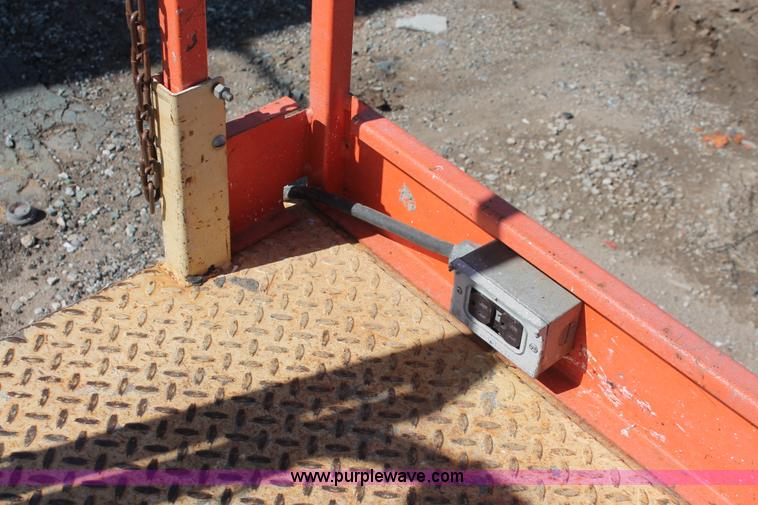 image for item H3553 2001 JLG 2646E2 scissor lift