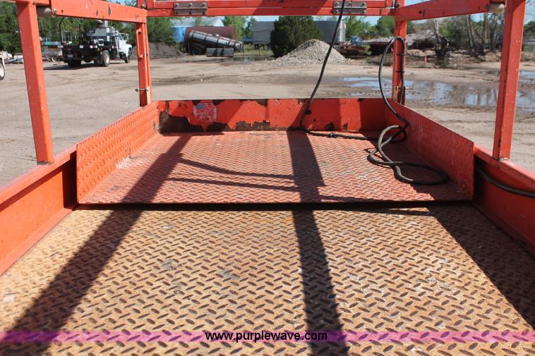 image for item H3553 2001 JLG 2646E2 scissor lift