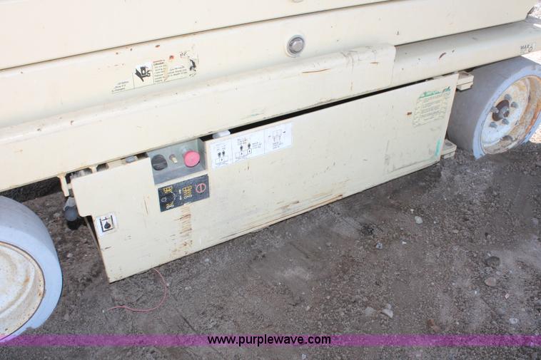 image for item H3553 2001 JLG 2646E2 scissor lift