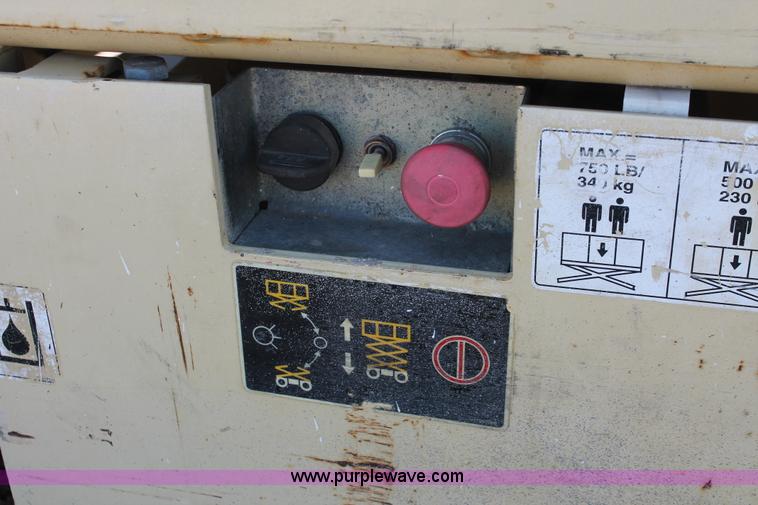 image for item H3553 2001 JLG 2646E2 scissor lift