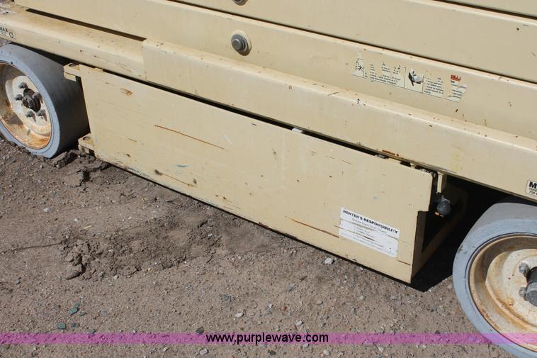 image for item H3553 2001 JLG 2646E2 scissor lift