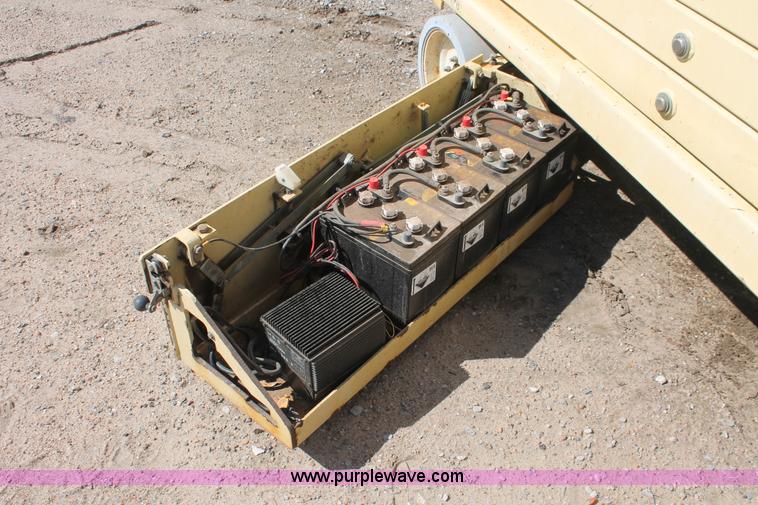 image for item H3553 2001 JLG 2646E2 scissor lift