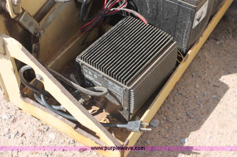 image for item H3553 2001 JLG 2646E2 scissor lift