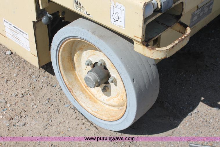 image for item H3553 2001 JLG 2646E2 scissor lift