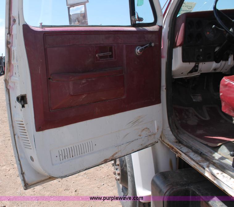 image for item H3574 1981 Chevrolet Kodiak D6500 rollback truck