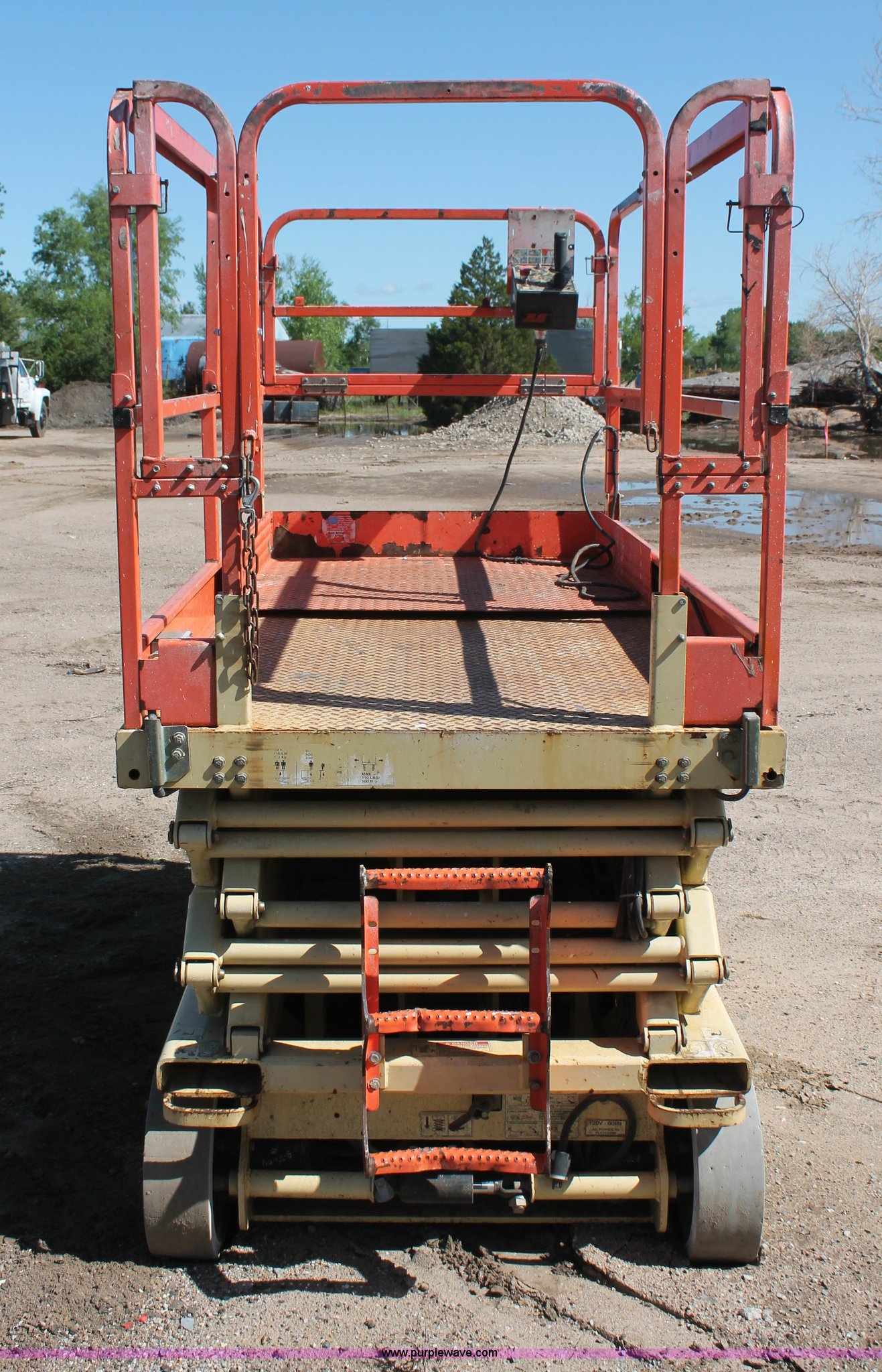 2001 JLG 2646E2 scissor lift in Wichita, KS Item H3553 sold Purple Wave