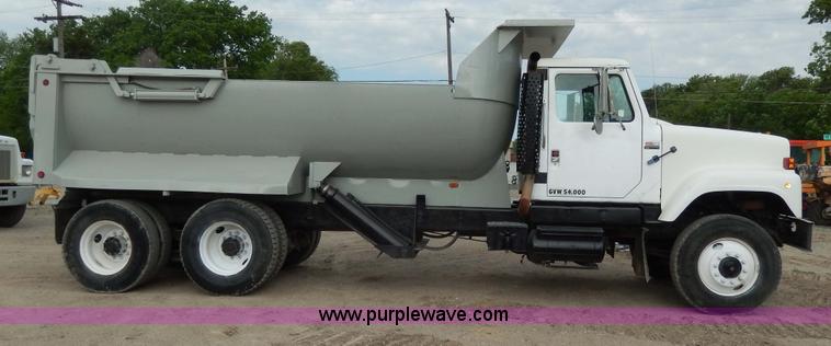 image for item D4790 1988 International F2554 barrel dump truck
