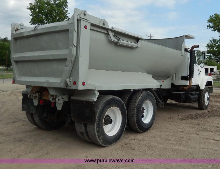 image for item D4790 1988 International F2554 barrel dump truck
