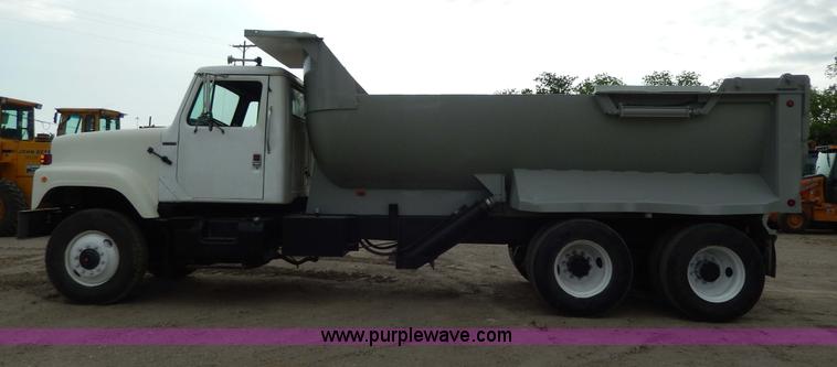image for item D4790 1988 International F2554 barrel dump truck