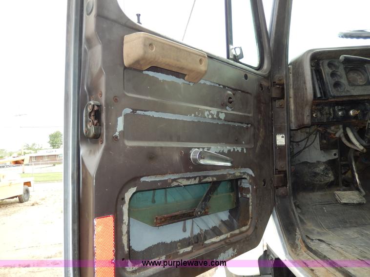 image for item D4790 1988 International F2554 barrel dump truck