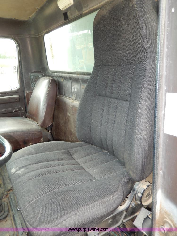 image for item D4790 1988 International F2554 barrel dump truck