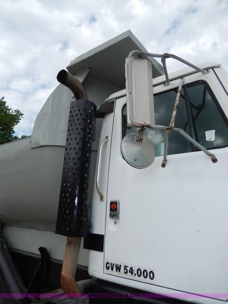 image for item D4790 1988 International F2554 barrel dump truck